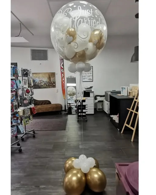 „Just Married“-Ballon mit goldenen Ballons im Ladenlokal von Creative24
