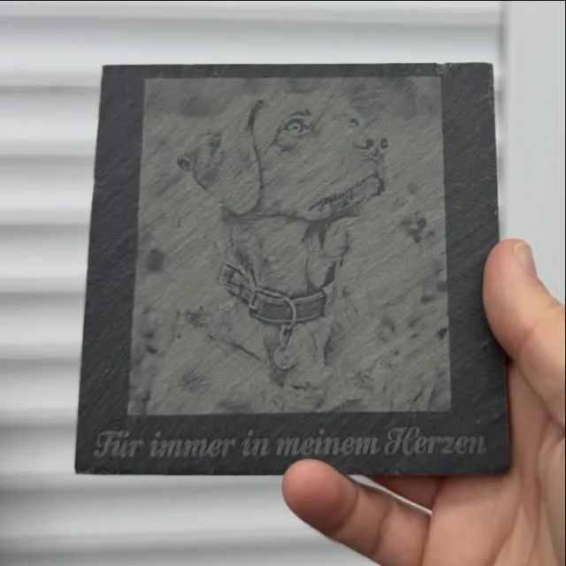 Lasergravierte Schieferplatte mit Hundemotiv und der Inschrift „Für immer in meinem Herzen“