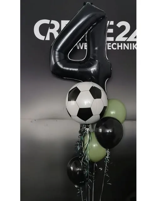 Schwarzer Zahlenballon „4“ mit Fußball-Ballon vor der Creative24-Logowand